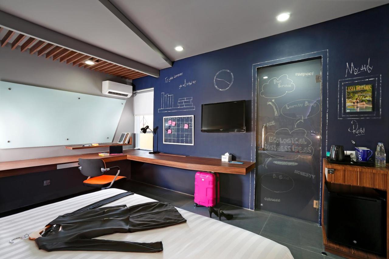 Berry Biz Hotel Sunset Road Seminyak  Exterior photo